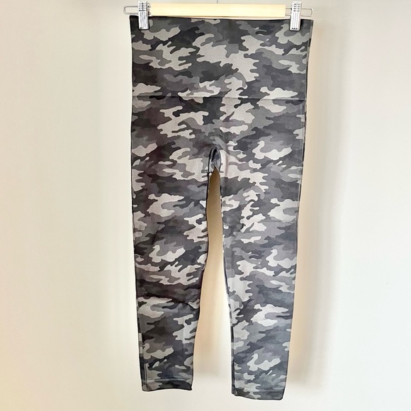 SPANX Look At Me Now Cropped Leggings - Picture 5 of 13